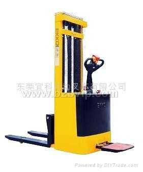 全电动堆高叉车