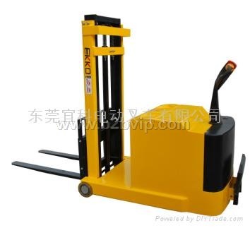 平衡式电动堆高叉车