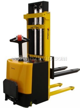 全电动堆高叉车