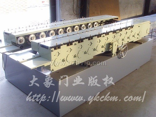 供应车库门设备-成型机