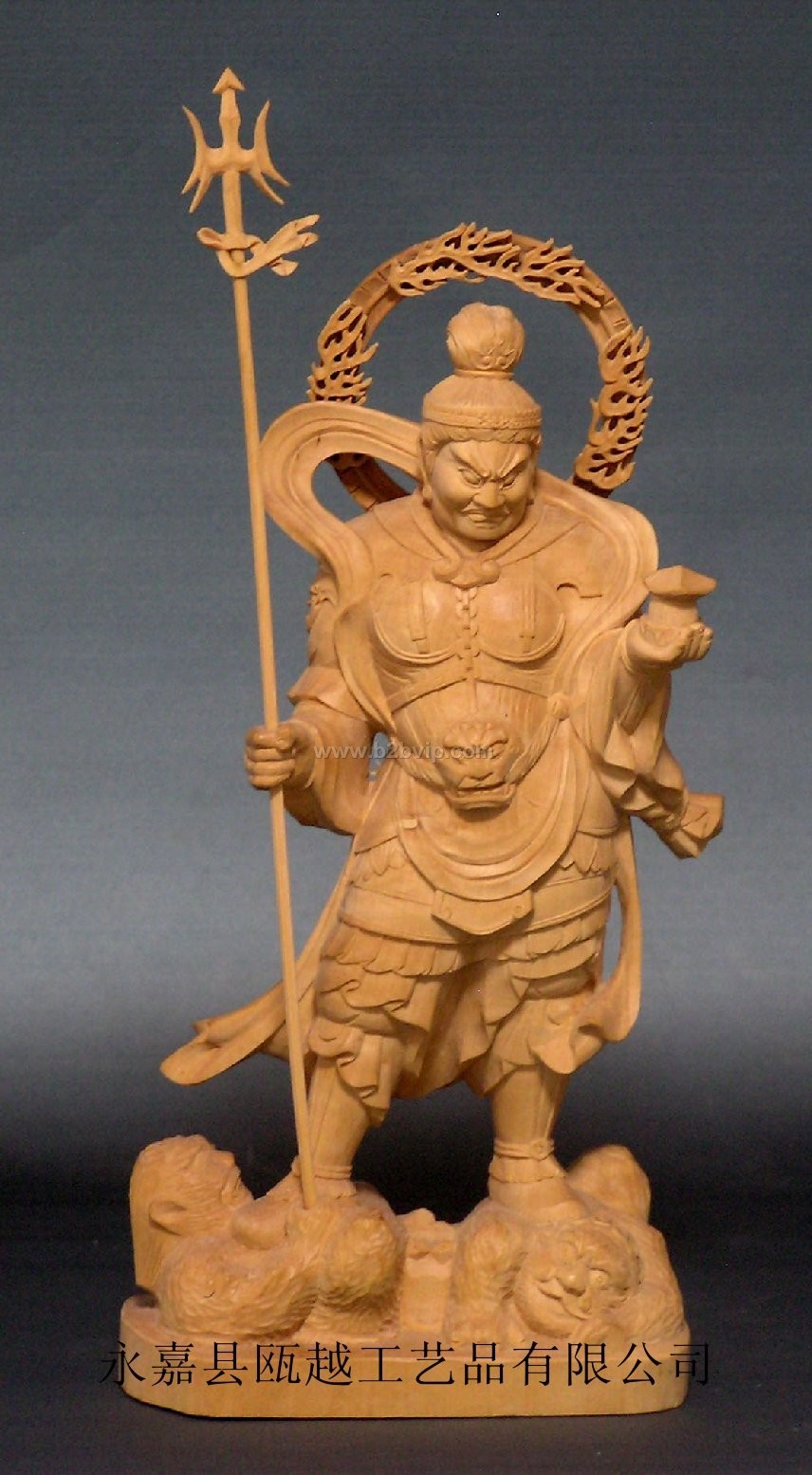 毗沙门天(天名)Vaiśrava&ndotblw;a,又云多闻天。四天王中毗沙门天之王也。在佛教中为护法之天神。兼施福之神性。法华义疏云:此天恒护如来道场而闻法,故名多闻天。于胎藏界曼荼罗在外金刚部院北方之门侧,于金刚界曼荼罗位于西方,夜叉主也。此天与吉祥天,从古神话时代常相关连而为夫妻,于日本台密,如欢喜天有双身毗沙门法,但双身者,皆男天也。其形像有多种。胎藏界曼荼罗之像,着甲胄,左掌有塔,右持宝棒,坐像也。或传有为立像者。
