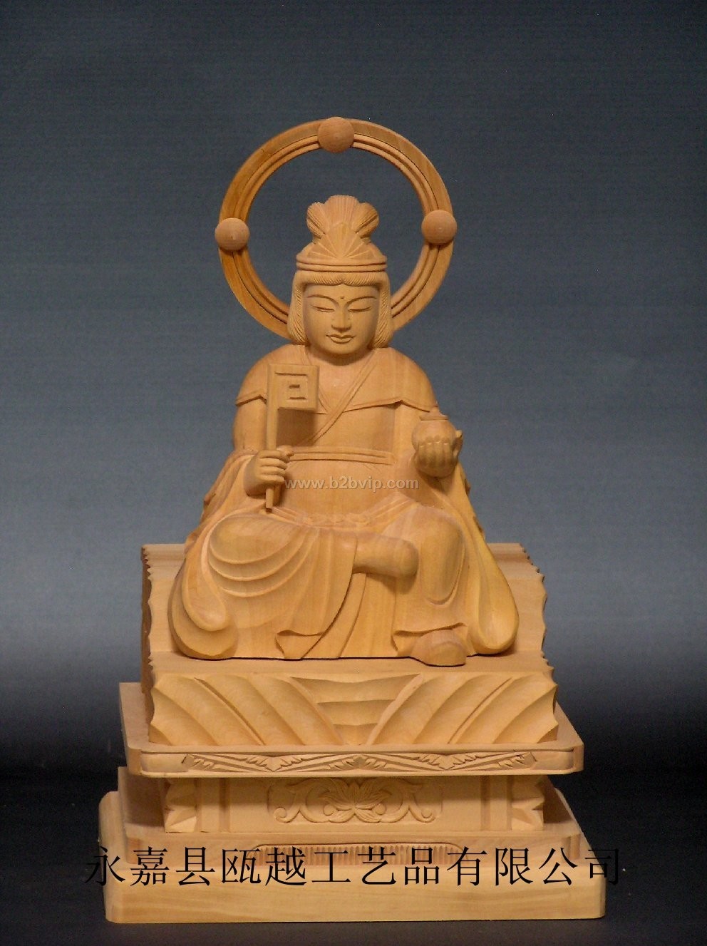 永嘉县瓯越工芸品有限公司位于温州之后花园,楠溪江畔永嘉瓯北。《浙江三雕》之一, 温州市认定永嘉佛像木雕生产地,有着悠久的瓯越文化和楠溪风情的熏陶,拥有雄厚的师技力量, 创制雕刻工艺品具有很强的活力和文化韵味,销往日本市场已有20多年了,产品多次被日本报刊发表。 产品主要以传统佛像雕刻为主,佛具,佛龛,篇额等具有雕刻工艺品,工艺精湛,价格合理,材料主要有黄杨木,檀香木,桧木,榉木,樟木等。 本厂信守质量,竭诚欢迎海内外客商洽谈订购,来样,来料加工生产。