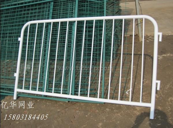 道路护栏网 开发区隔离栅 铁艺护栏网