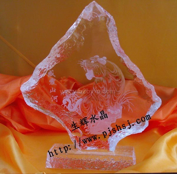 供应水晶深雕老虎，水晶虎年纪念品批发，水晶虎年礼品，水晶深雕屏风