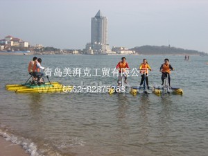 最新水上游乐项目-美湃克三人水上自行车