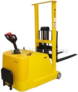 平衡式电动堆高叉车